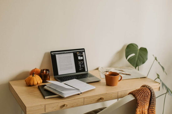 Herbstlich dekorierter Schreibtisch mit Monstera daneben